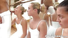 Balletmeisjes Krijgen Facial Van Leraar