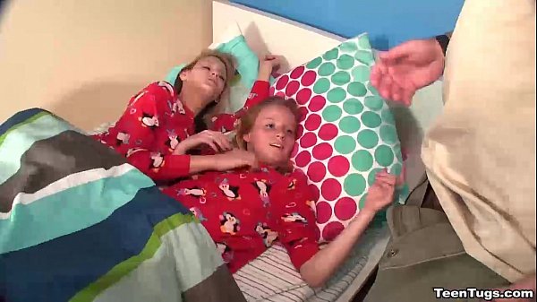 Geile Tweeling Speelt Met Pik Van Papa